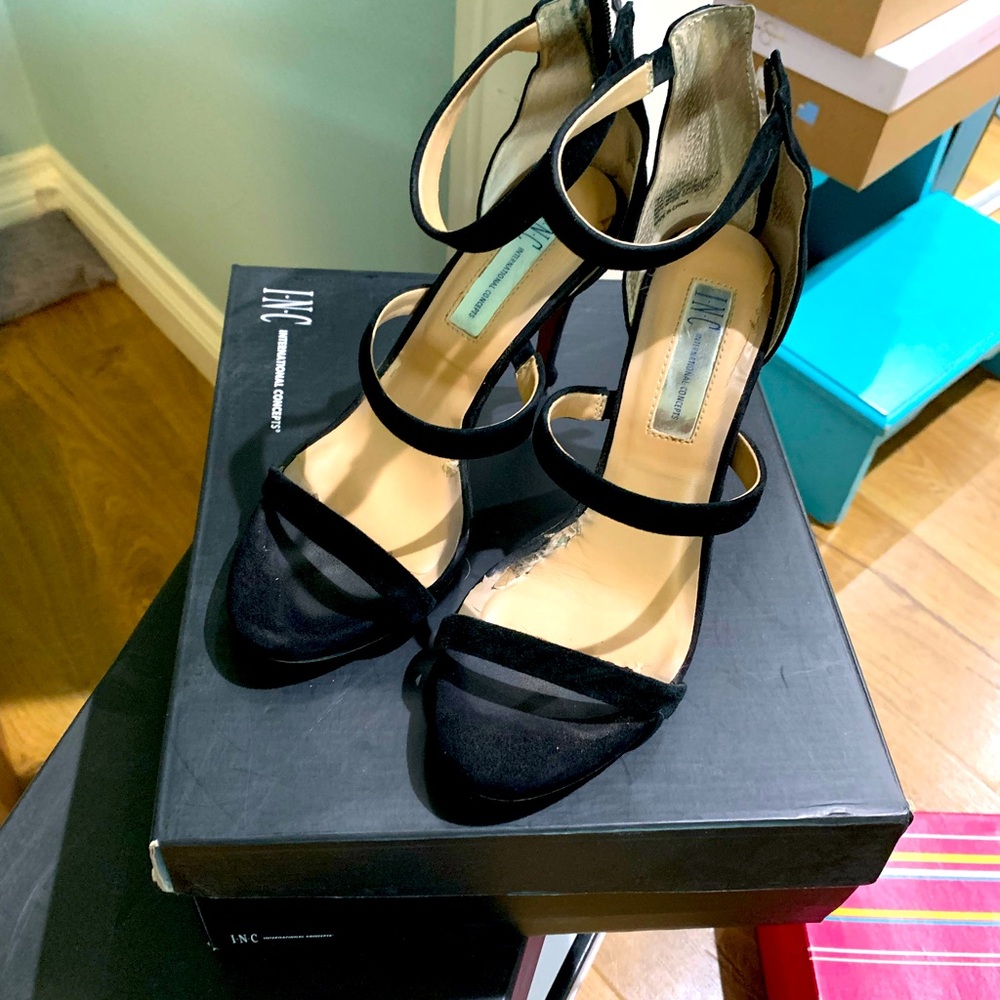 Sexy and securely strapped. Nice show for daily wear or a special occasion.